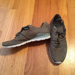 UGG Australia Women’s Tye Sneakers (grey)